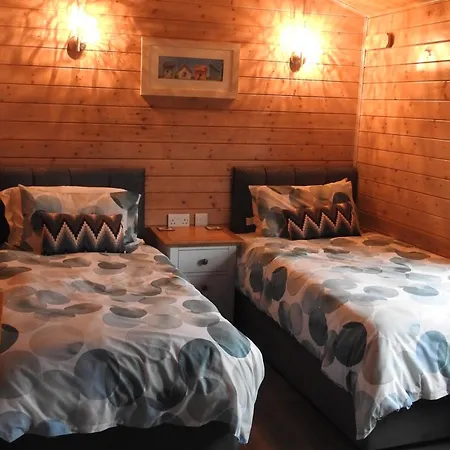 Holiday home Alpaca Farm- Valley Views- Sleeps 4- Parking- Pets *