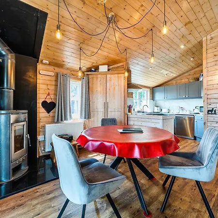 Alpaca Farm- Valley Views- Sleeps 4- Parking- Pets Holiday home *